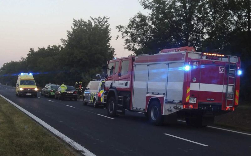 AKTUALIZUJEME: V Trianglu se srazila tři auta, zasahují hasiči i policie