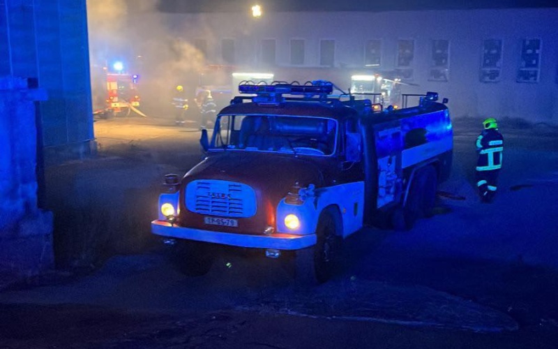 Dvě hodiny v kuse bojovali hasiči s požárem zemědělské haly v Korozlukách