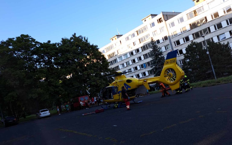 OBRAZEM: Vrtulník v neděli večer zamířil na janovské sídliště