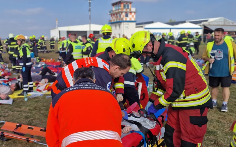 OBRAZEM: Při letecké show v Roudnici nad Labem spadlo letadlo mezi lidi – takové bylo téma cvičení záchranářů