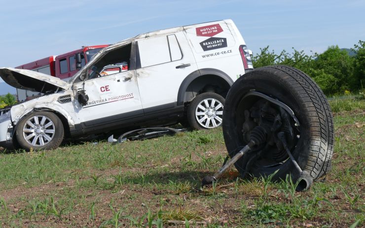 AKTUÁLNĚ: Vážná nehoda u Skršína, terénní vůz skončil rozbitý v poli