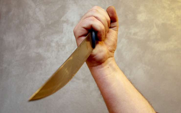Muž vytasil nůž a bodl ochranku v mosteckém supermarketu! Policisté ho chytili v bytě na sídlišti