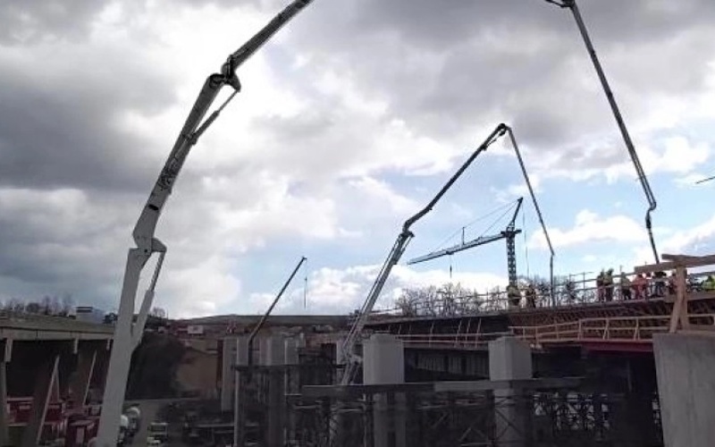 VIDEO: Stavba dálnice D7 u Chlumčan je v plném proudu, na mostě přes Smolnický potok provádějí silničáři betonáž