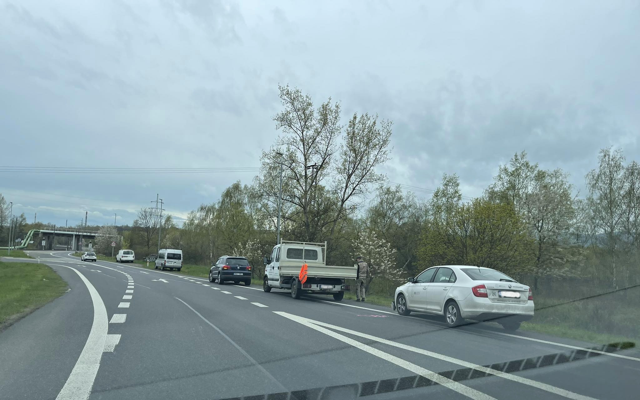 Smolný začátek týdne. Pozor na drobnou autonehodu u výjezdu z města