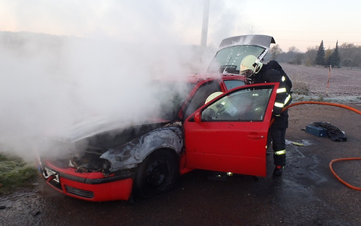AKTUÁLNĚ: Auto v Hostomicích zachvátil požár, doprava byla zastavena