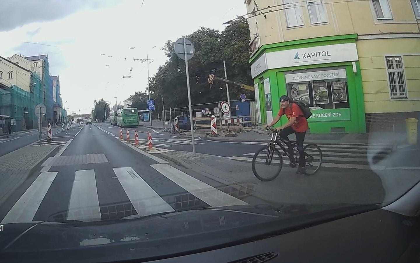 FOTO: Policisté hledají muže a řidiče vozidla z fotografií. Jde o svědka a viníka nehody