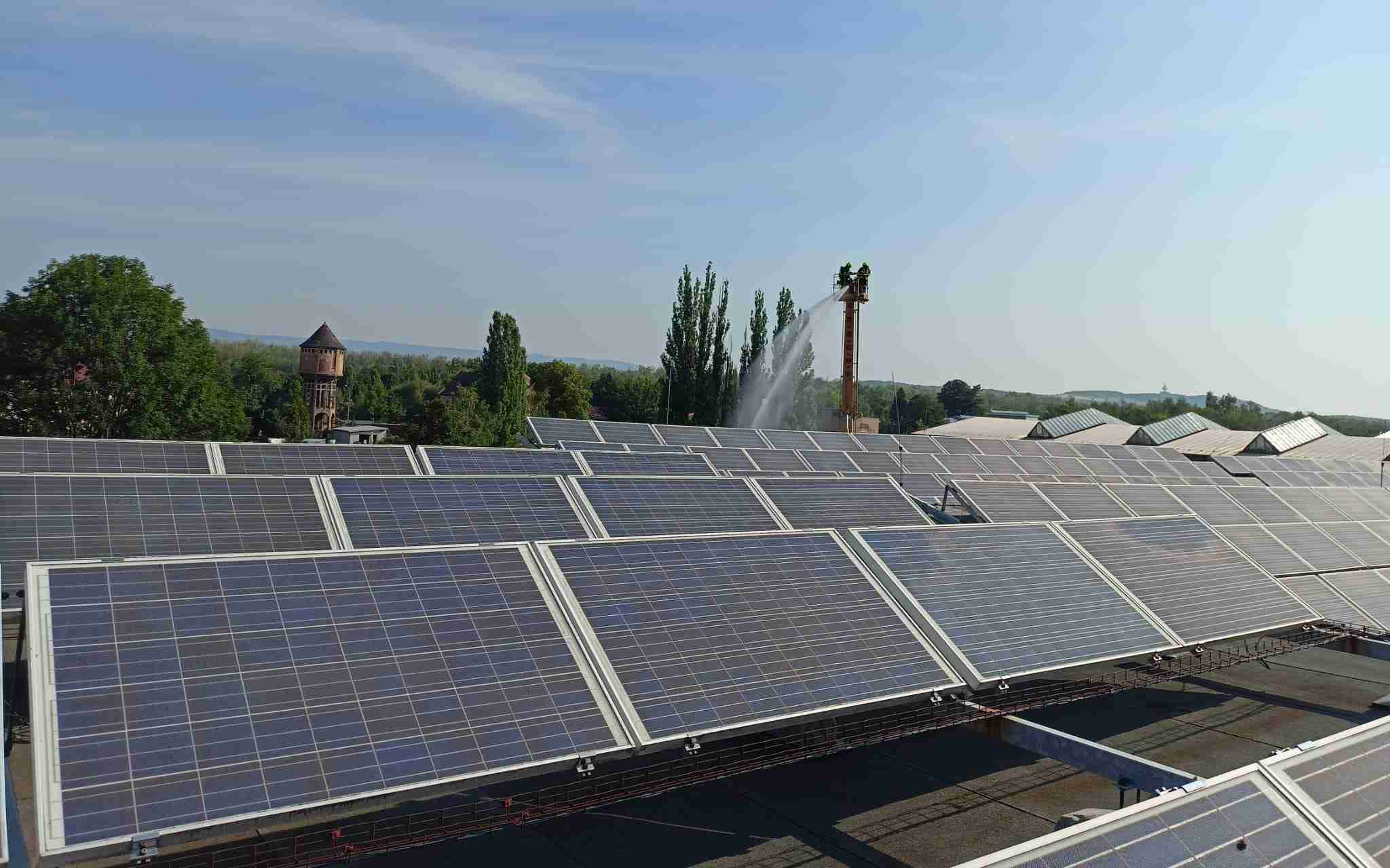 FOTO: Hasiči z Teplicka nacvičovali požár fotovoltaické elektrárny