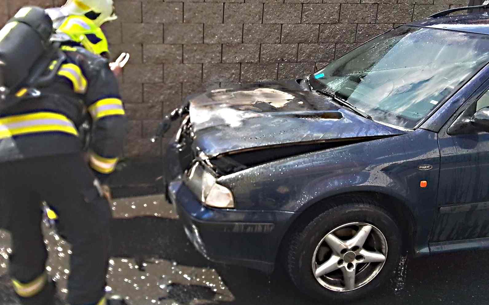 V Maršově hořelo auto. Hasiči plameny uhasili během pár minut