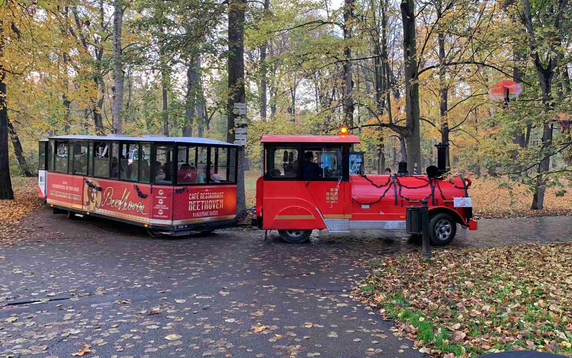 FOTO: Teplickou zámeckou zahradou se v sobotu proháněl strašidelný vláček