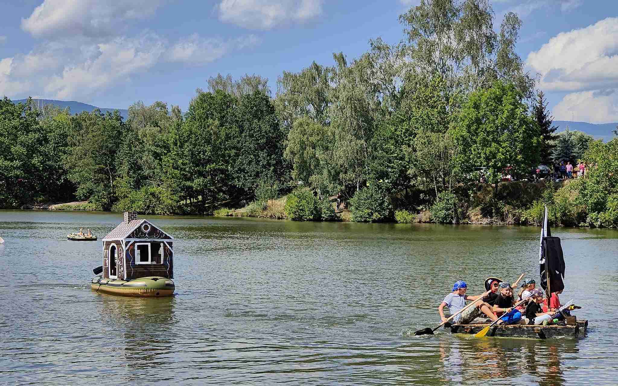 FOTO: Perníková chaloupka stíhala piráty a šplouchala jim těsně o záď