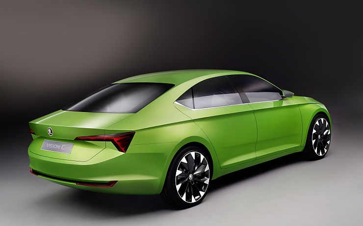 ‚ŠKODA VisionC’ nabízí dostatek místa pro čtyři osoby a jejich zavazadla. Typické pro vozy ŠKODA jsou rozměrné páté dveře a velký objem zavazadlového prostoru. Zdroj: ŠKODA 