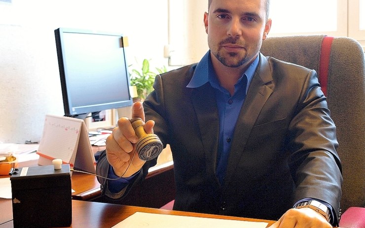 Jiří Hes, právník ČEZ, a. s., s vrcholovým razítkem vrchu Milá v Českém středohoří. Foto: ČEZ