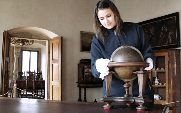 Průvodkyně Dominika Zívalová při generálním úklidu. Foto: Michaela Hlinková