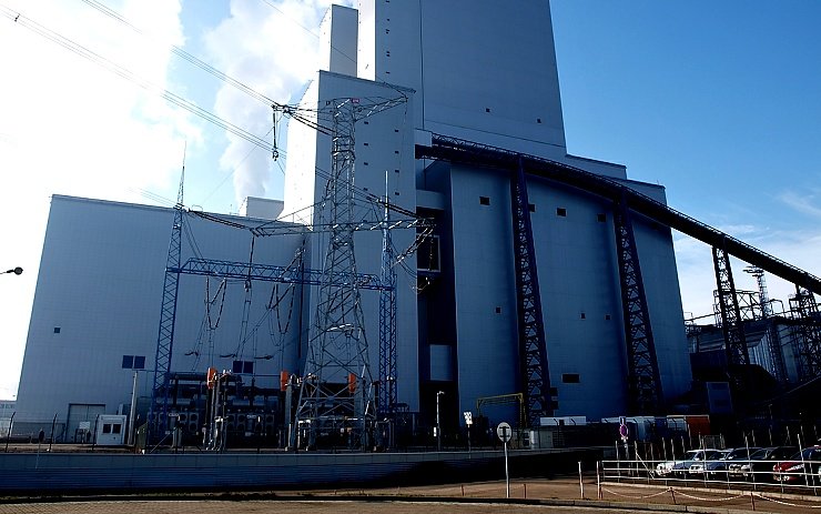 Pohled na strojovnu, kotelnu a část zauhlování Nového zdroje 660 MW v Elektrárně Ledvice. Foto: Ota Schnepp