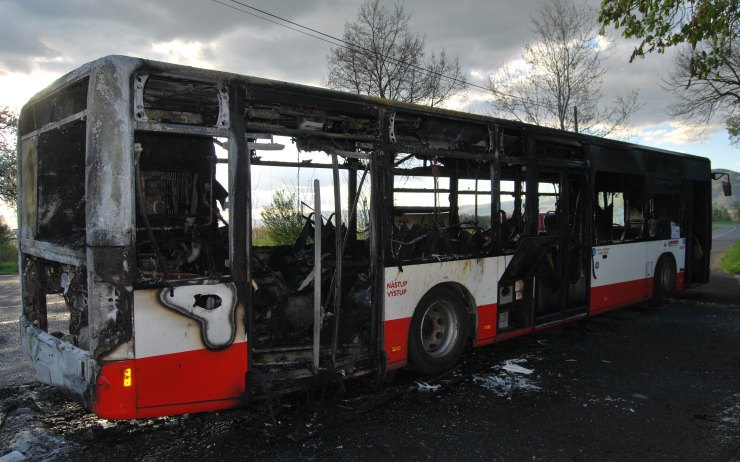 Autobus po požáru. Foto: HZS Ústeckého kraje