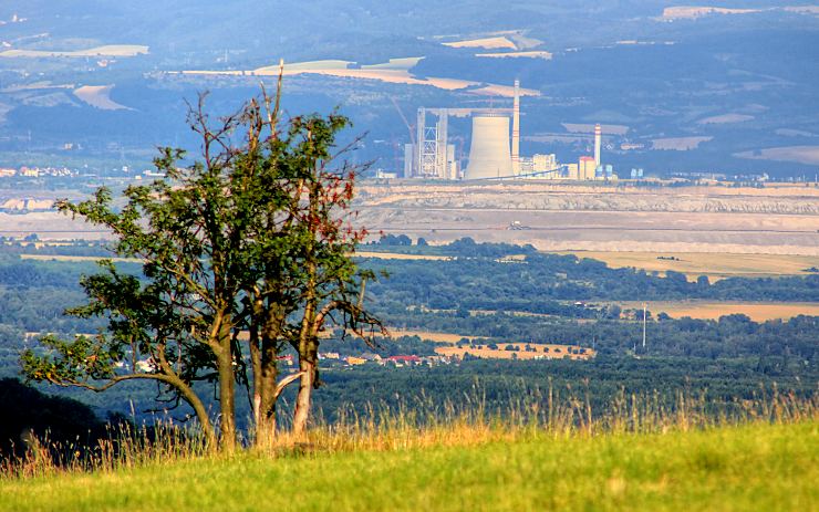 Pohled přes lom Bílina na rozestavěnou elektrárnu v Ledvicích. Foto: www.e-teplicko.cz