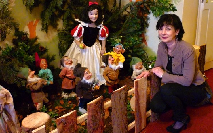 Mostecká výtvarnice Miloslava Hájková u loutek na výstavě na Červeném Hrádku. Foto: archiv M. Hájkové