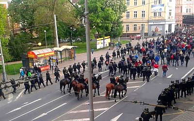 Policie doprovází sparťanské fanoušky. Foto: Jana Lepová