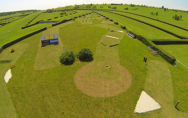 Část fotbalgolfového hřiště na závodní dráze mosteckého hipodromu. Foto: www.e-teplicko.cz