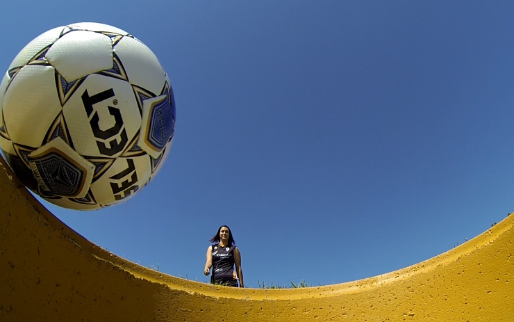 Pravidla fotbalgolfu jsou podobná golfu. S míčem se strefujete jen do poněkud větší jamky. Foto: Oldřich Hájek