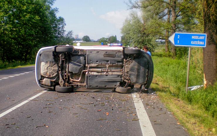 Škodovka skončila na boku, řidič lékaře odmítl. Foto: Hasiči Krupka