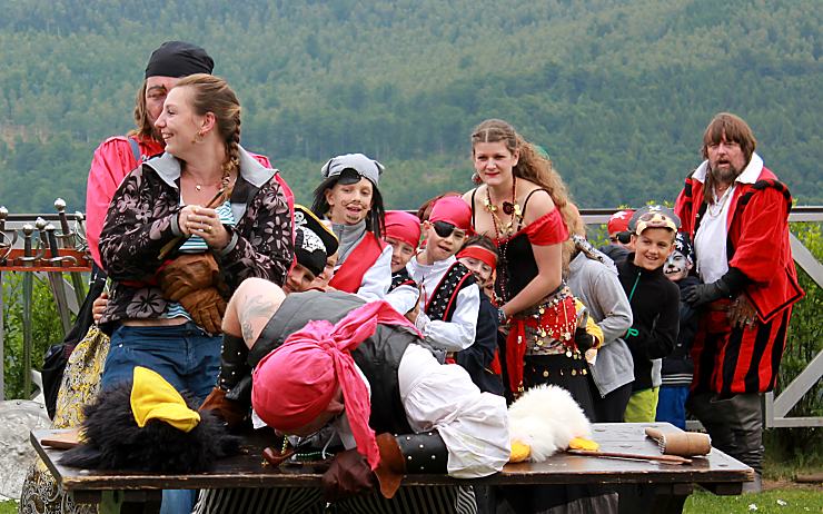 O zábavu v pirátském stylu se postarala skupina historického šermu Rekruti. Do akce zapojila i přítomné děti. Foto: Oldřich Hájek