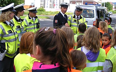 Policisté při společné preventivní akci se školáky. Foto: PČR Teplice