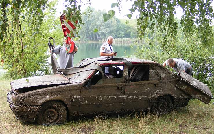 Auto krátce po vytažení z vody. Foto: Policie ČR