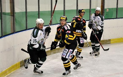 Lukáš Jirkovský (HC Draci) a Jiří Gula (HC Verva). Foto: Karel Schön
