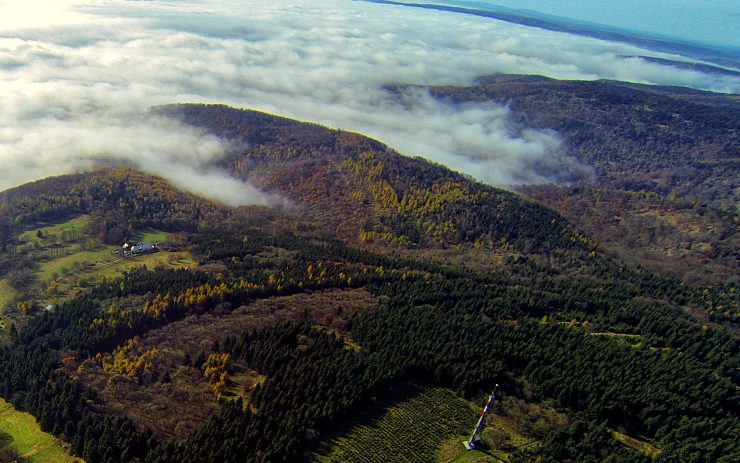 Pohled na mlhu opírající se o úbočí Krušných hor. Foto: www.e-teplicko.cz