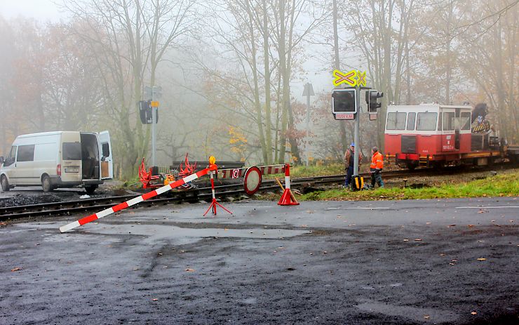 Nedělní práce na opravách přejezdu v Oseku. Foto: Oldřich Hájek