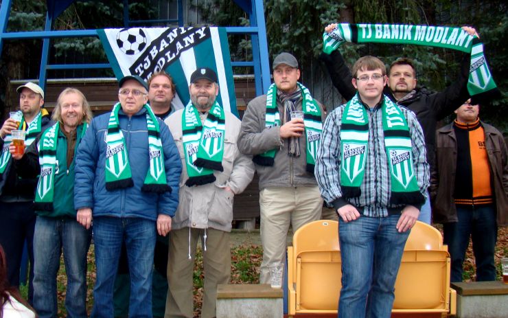 Fanoušci Modlan dorazili vyzbrojení nejen šálami v klubových barvách, ale i velkou vlajkou a bubnem. Foto: FK Modlany