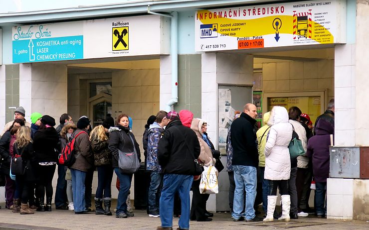 Fronta před infocentrem v Teplicích. Foto: Oldřich Hájek