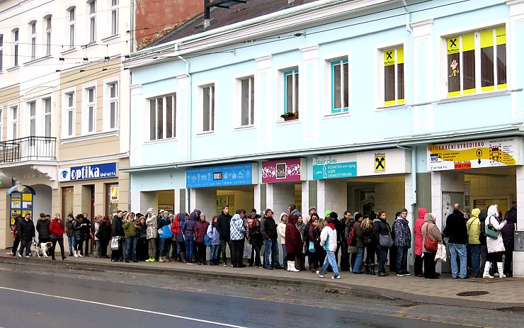 Fronta na Benešáku v pátek odpoledne. Foto: Oldřich Hájek