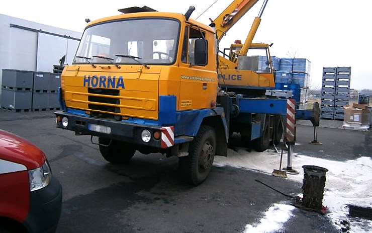 Z místa zásahu u poškozeného autojeřábu Tatra. Foto: Hasiči Krupka