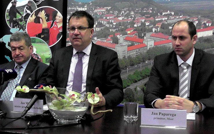 Ministr průmyslu a obchodu Jan Mládek (uprostřed). Foto: Oldřich Hájek