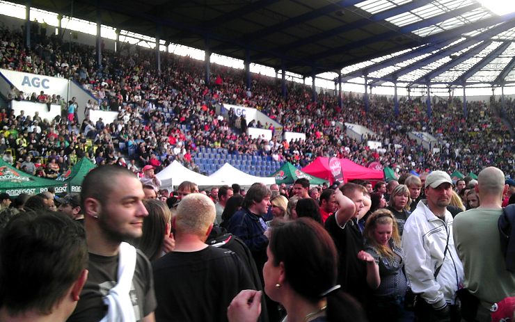Červen 2013. Na fotbalovém stadionu Kabáty sleduje dvacet tisíc lidí. Foto: Oldřich Hájek