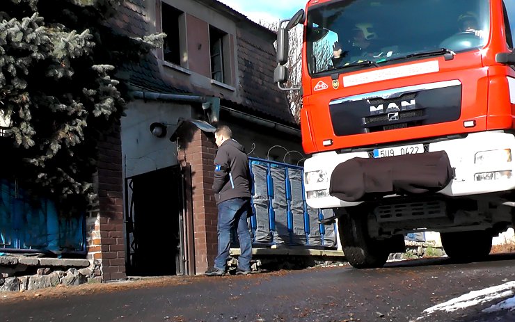 Hasiči odjíždějí od domu, kde došlo k tragické události. Foto: Oldřich Hájek
