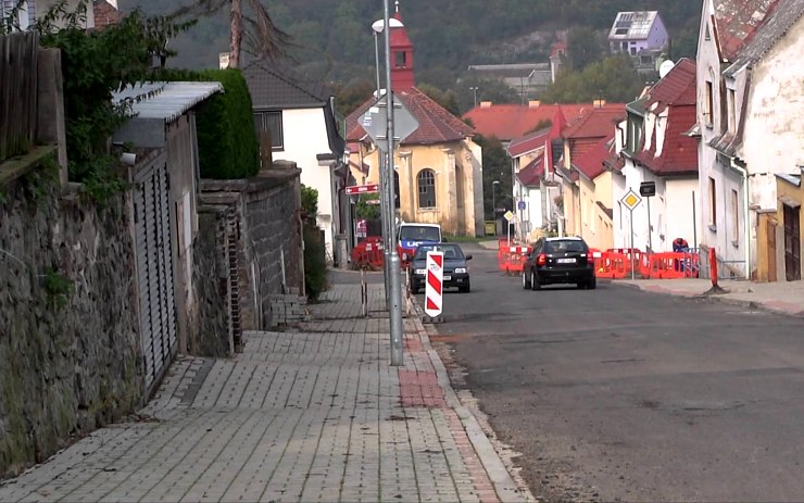 Dopravní situaci v Bílině nyní ovlivňuje výměna kabelů vysokého napětí. Foto: MÚ Bílina