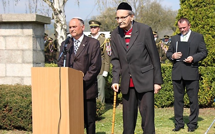 Jeden z přeživších František Lederer (vpravo) a Oldřich Látal, předseda Židovské obce Teplice. Foto: Ústecký kraj