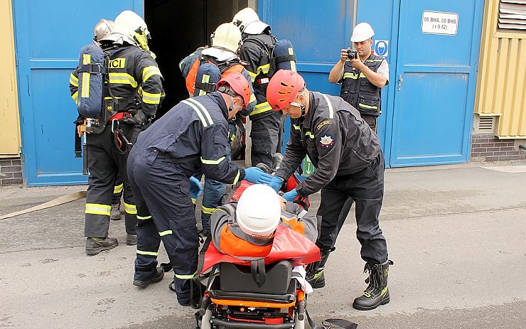 Ukládání zraněné osoby na transportní lůžko. Foto: Ota Schnepp