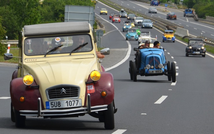 Spanilá jízda historických citroenů. Foto: Pavel Hospodář