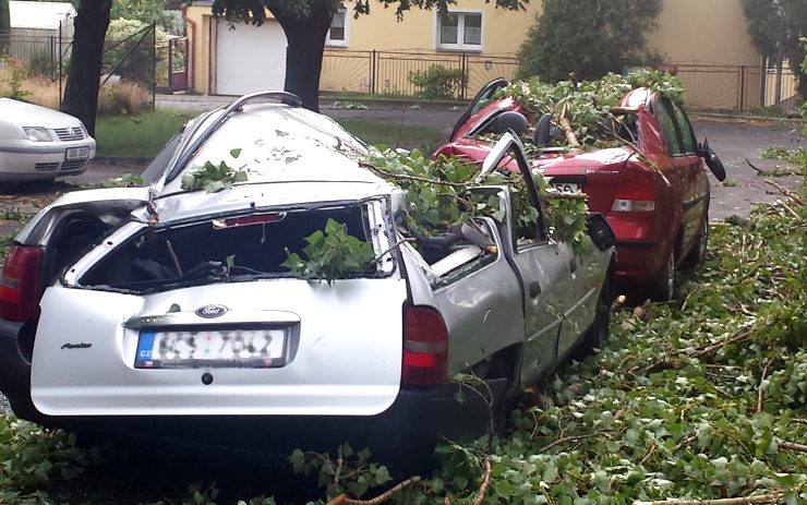 Poničené automobily v Oseku. Foto: Pavel Čebiš