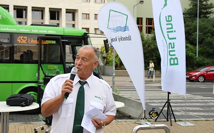 Herec Ivan Vyskočil pořktil nové ekologické autobusy. Foto: Ústecký kraj
