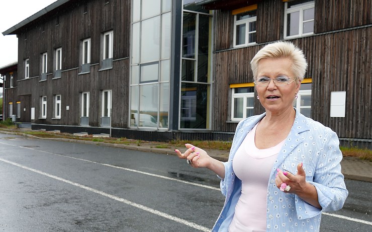 Bohumila Kamenzová u bývalé celnice, kde vzniká zařízení pro více než stovky uprchlíků. Foto: Oldřich Hájek