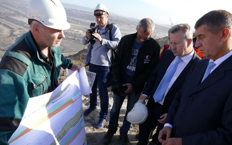 Andrej Babiš a Richard Brabec (zprava) na hraně lomu Bílina sledují nákres řezu dobývacího prostoru. Foto: Oldřich Hájek