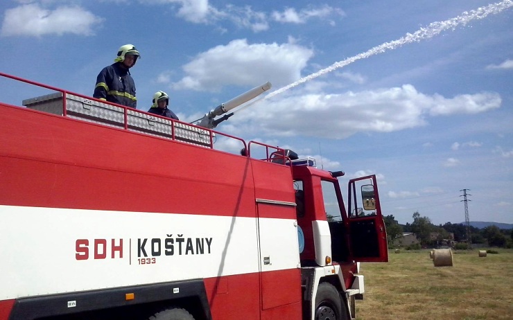 SDH Košťany při nedávném zásahu u požáru balíků slámy. Foto: SDH Košťany