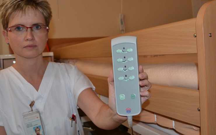 Nová polohovací postel pro maminky po porodu zakoupená z dotační podpory Ústeckého kraje. Na snímku staniční sestra Iveta Šebková. Foto: KZ, a. s./Petr Sochůrek