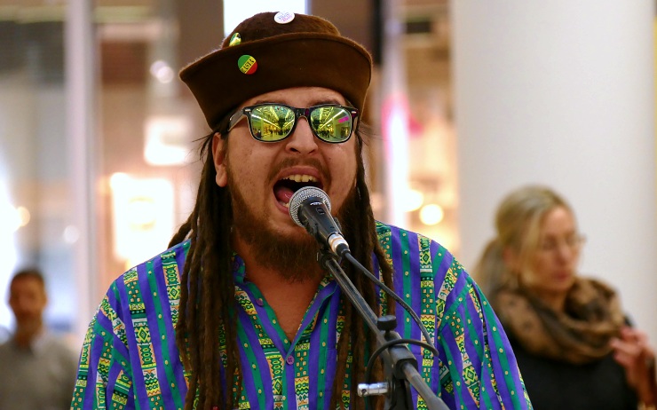 Michal Šeps při vystoupení v Galerii Teplice. Foto: Oldřich Hájek