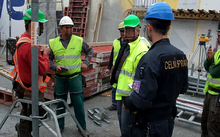 Kontroly celníků zaměřené na nelegální zaměstnávání. Ilustrační foto